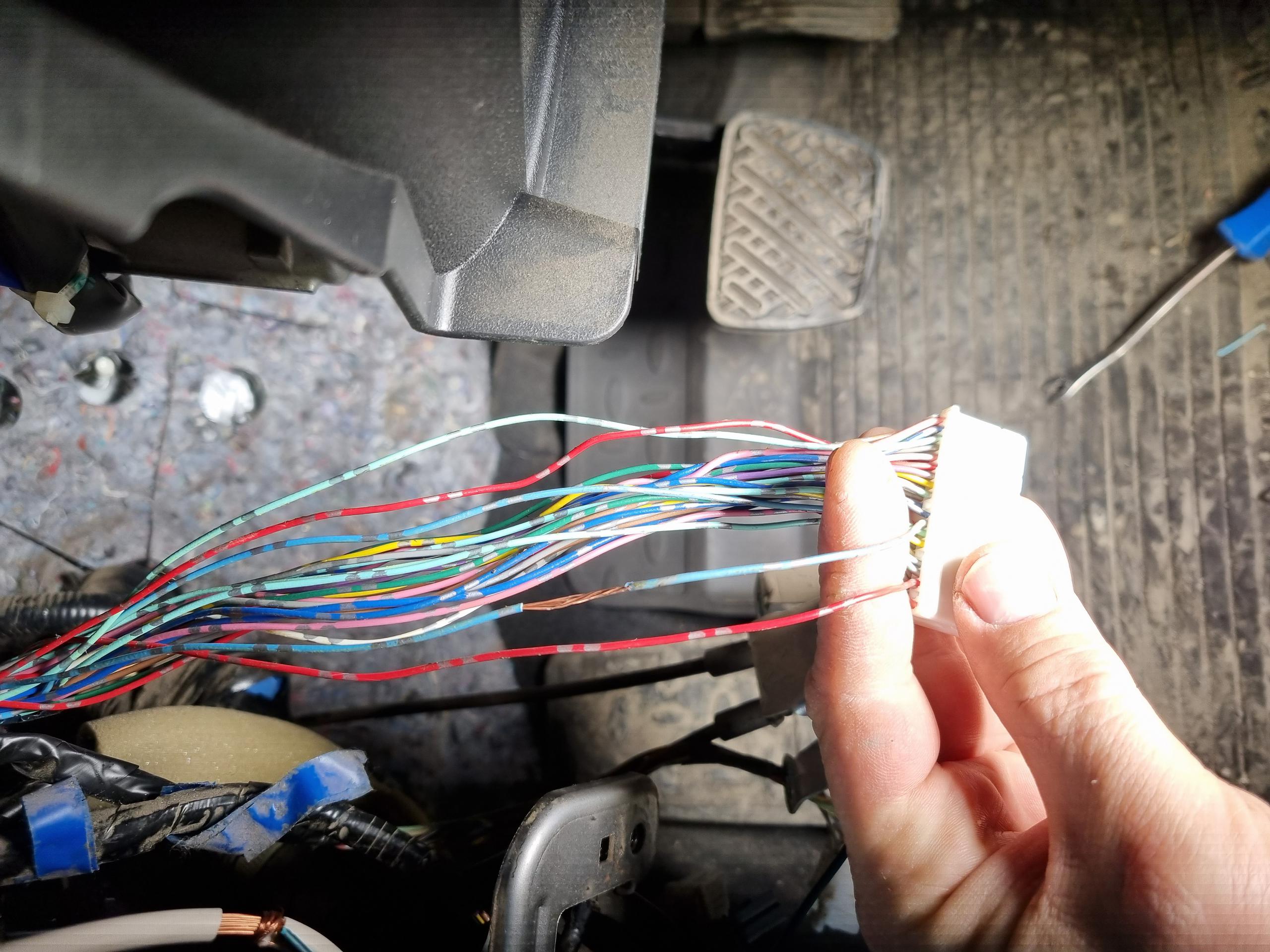 Toyota hiace точки подключения сигнализации. Аварийка Логан 2. Индикатор разрыва провода.
